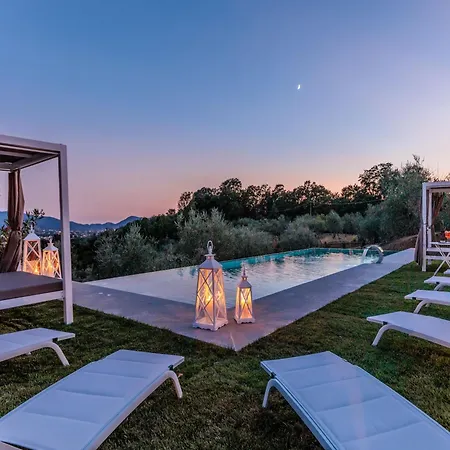 Tuscan With Stunning Views *